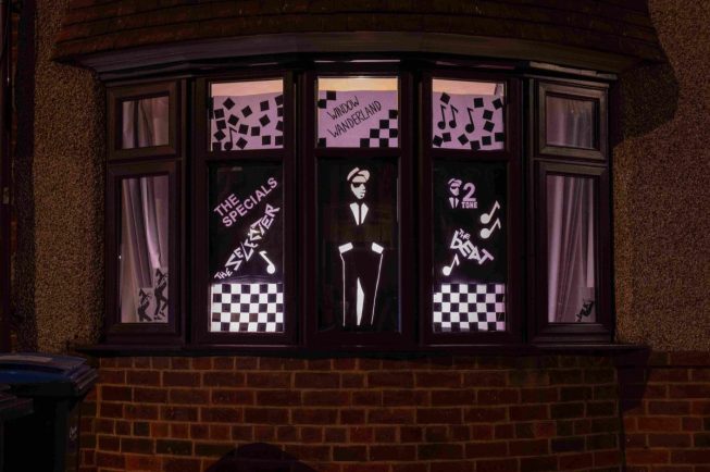 Window Wanderland: Art returns to homes in Coventry - BBC News